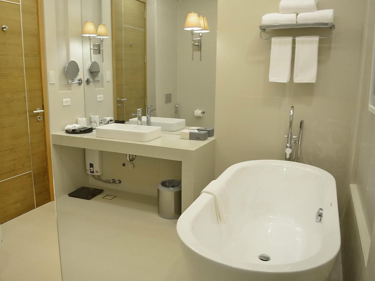 Aqua Boracay Hotel Balabag  Екстериор снимка Bathroom