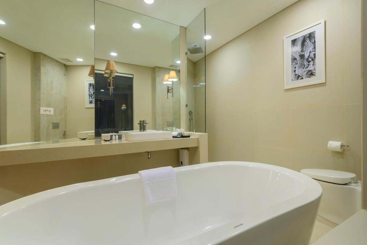 Aqua Boracay Hotel Balabag  Екстериор снимка Bathroom